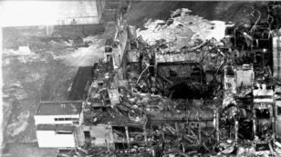 Один із перших знімків зруйнованого реактора ЧАЕС, квітень 1986