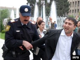 Polis 'Gül bayramına yox' deyən gənci həbs edir, 10 may2009