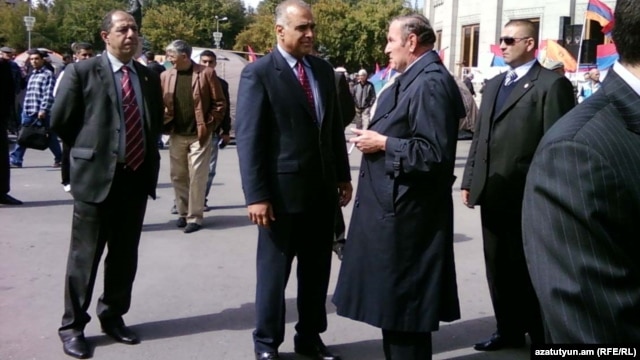 Armenia - Opposition leaders Levon Ter-Petrosian (R) and Raffi Hovannisian speak at Liberty Square in Yerevan, 05Oct2011.