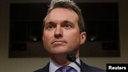 Эрик Фэннинг в сенате США во время обсуждения его кандидатуры на пост министра армии.