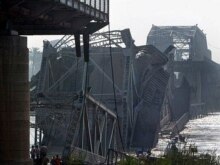 Iraq -- Baghdad's collapsed al-Sarafiya bridge where a suicide bomber blew himself up in a truck, 12Apr2007