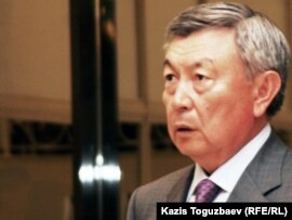 Председатель КНБ Нуртай Абыкаев в бытность заместителем министра иностранных дел Казахстана в кулуарах встречи министров иностранных дел стран - участниц ОБСЕ. Алматы, 16 июля 2010 года.
