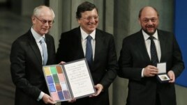 Herman Van Rompuy, Jose Manuel Barroso şi Martin Schulz, cu premiul Nobel în mâini, la Oslo