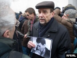 Лев Пономарев на месте убийства адвоката Станислава Маркелова