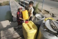 Tajik children filling water containers from a local river (Bymedia.net)