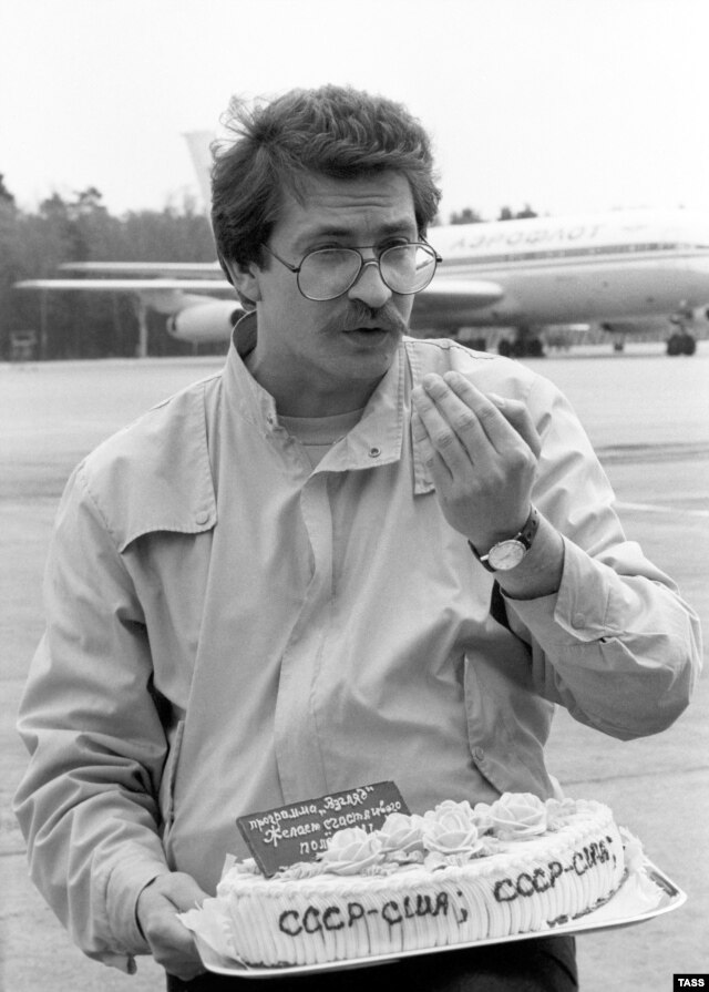 Листьев встречает пассажиров первого регулярного рейса Москва - Нью-Йорк