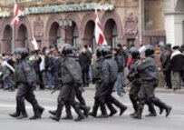 Police in Minsk containing March 25 protesters in 2006 (RFE/RL)