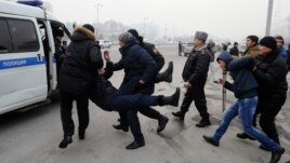 Теңгенің девальвацияға ұшырауына наразылық танытқан адамдарды полиция әкетіп барады. Алматы, 15 ақпан 2014 жыл. (Көрнекі сурет)