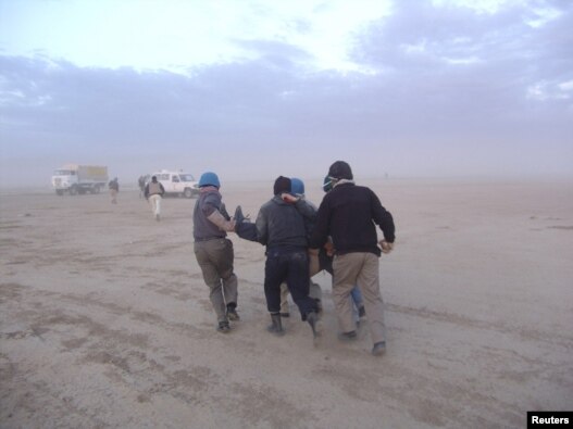 انتقال افراد زخمی در جریان درگیری در اردوگاه اشرف