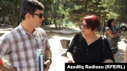 Журналистка Хадиджа Исмаилова с адвокатом Фаризом Намазлы. Баку, 8 августа 2016 года.