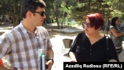 Азаттық журналисі Хадижжа Исмайыл адвокаты Фариз Намазлымен бірге. Баку, 8 тамыз 2016 жыл.