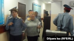 Алаяқтық бабы бойынша айыпталған Қыздығой Ажарқұлова (ортада). Шымкент, 5 сәуір 2016 жыл.