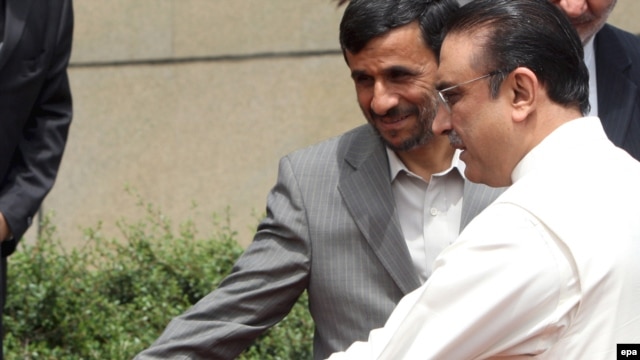 Iranian President Mahmud Ahmadinejad (left) and his Pakistani counterpart, Asif Ali Zardari, in Tehran on May 24.