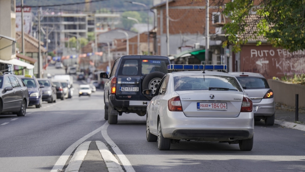 Konfiskohen tela gjemborë bomba tymosëse dhe municion në veri