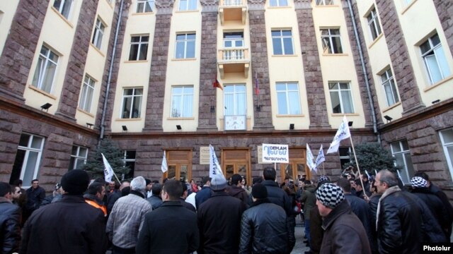 Երկաթուղայինների բողոքի ցույցը &laquo;Հարավկովկասյան երկաթուղու&raquo; վարչական շենքի դիմաց, 10-ը փետրվարի, 2014թ․