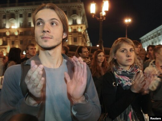 Belarusians applaud as they participate in an antigovernment protest in Minsk on September 21.