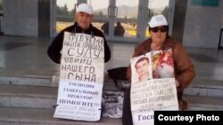 Пенсионеры Владимир и Валентина Тарасовы на ступенях крыльца акимата Восточно-Казахстанской области. Усть-Каменогорск, 12 сентября 2016 года.