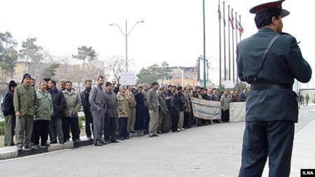  اجتماع کارگران ساختمانی دربرابر مجلس