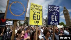 Ұлыбританияның Еуропа Одағынан шығуына қарсы наразылық шеруіне қатысушылар. Лондон, 2 шілде 2016 жыл.