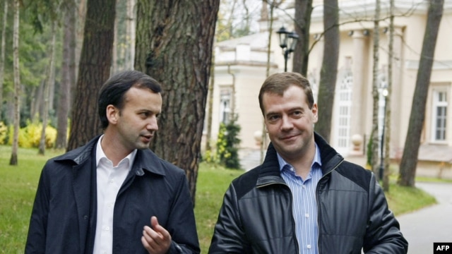 Medvedev (R) and Dvorkovich at the presidential residence in Gorki