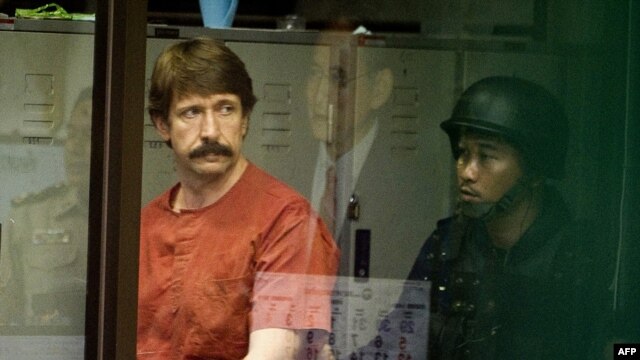 Alleged Russian arms dealer Viktor Bout (left) during his extradition hearing in Thailand. 