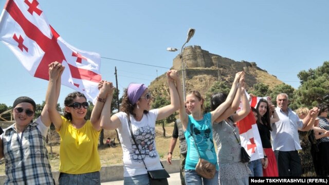 გორში, ცოცხალ ჯაჭვში, ძირითადად სკოლების მოსწავლეები და საბიუჯეტო ორგანიზაციებში დასაქმებული პირები იდგნენ