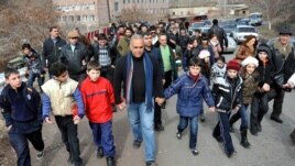 Armenia - Opposition presidential candidate Raffi Hovannisian meets supporters in Ashtarak, 23Feb2013.