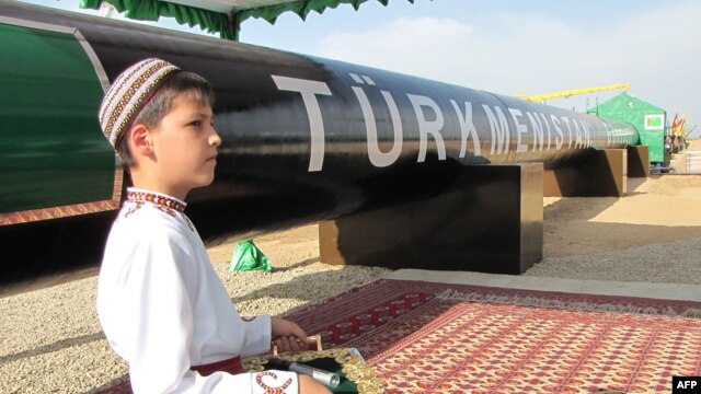 Туркменский мальчик в национальной одежде на церемонии открытия газопровода в Китай. Шаттык, 31 мая 2010 года.