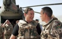 Defense Minister Jung (center) speaking with a German officer in Afghanistan today (epa)