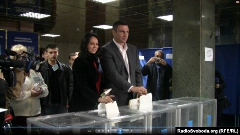 UDAR party leader Vitaliy Klychko and his wife vote in a polling station in Kyiv on October 28, 2012.