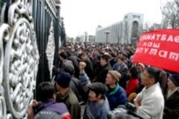 Demonstrators protest outside the government building in Bishkek on March 31 (RFE/RL)