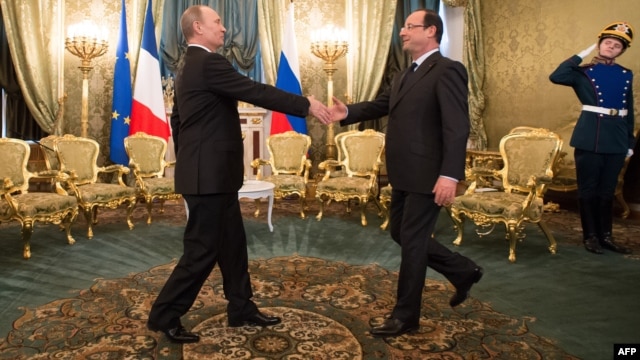 Russian President Vladimir Putin (left) welcomes French President Francois Hollande at the Kremlin.