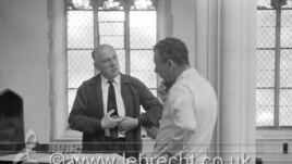 Benjamin Britten discutînd cu Sviatoslav Richter la Aldenburgh. Photo: (c) Brian Seed/Lebrecht Music&Arts