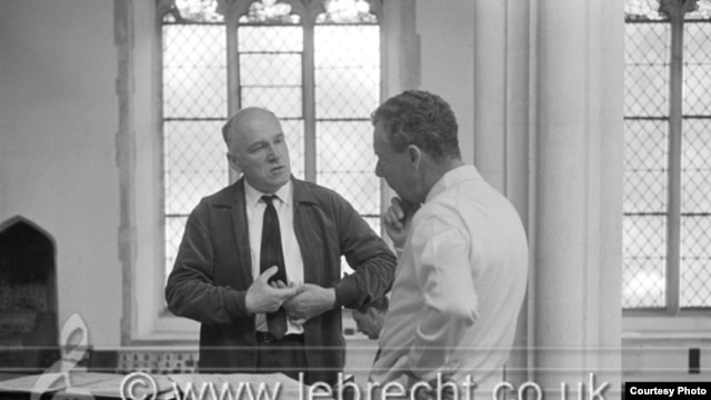 Benjamin Britten discutînd cu Sviatoslav Richter la Aldenburgh. Photo: (c) Brian Seed/Lebrecht Music&Arts