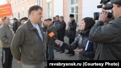 Afghan war expert Vladimir Barabanov talks to the media in Bryansk.
