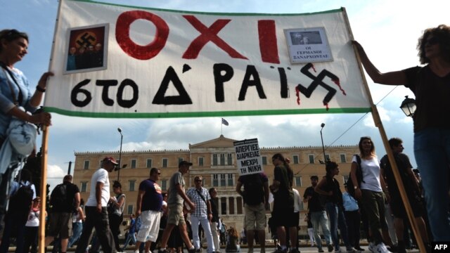 Demonstranti ispred grčkog parlamenta sa banerom na kojem piše "Ne četvrtom rajhu", 9. oktobar 2012.