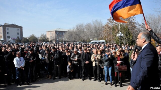 Armenia - Opposition presidential candidate Raffi Hovannisian addresses supporters in Ararat region, 26Feb2013.