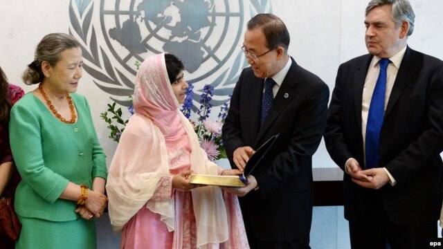 Пан Ґі Мун вручив Малалі копію Статуту ООН