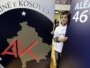 Pristalica stranke Alijansa za budućnost Kosova drži izborne plakate ove partije, oktobar 2009.