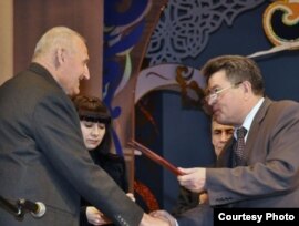 Илфак Ибраһимов бүләк тапшыра