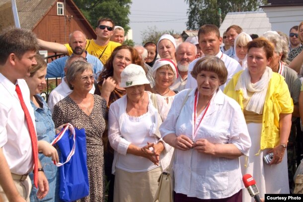 Данута Бічэль прамаўляе на 100-х угодках Ларысы Геніюш. Зэльва, 2010 год