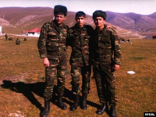 Mərhəmət Hüseynov (şəkildə sağda)