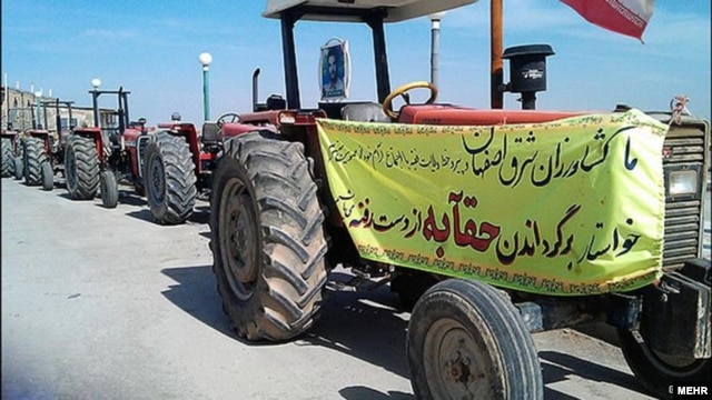 Farmers in Iran's Isfahan Province protest against the transfer of water from the Zayandehrood River to Yazd Province.