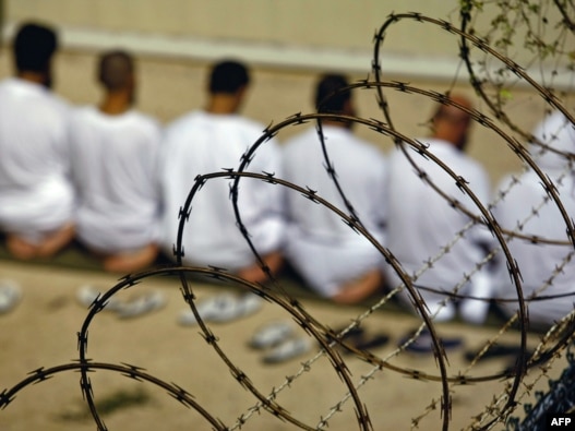 گروهی از زندانیان زندان گوانتانامو در حال اقامه نماز در اکتبر ۲۰۰۹