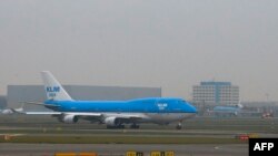 Самолет компании KLM готовится к взлету в аэропорту Амстердама. Иллюстративное фото.