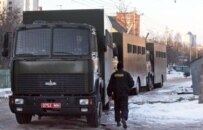 Trucks being used to transport demonstrators to a police detention center in Minsk on March 24 (RFE/RL)