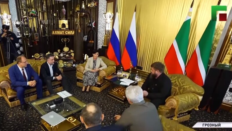 В рабочем кабинете Кадырова заметили боксерскую грушу Louis Vuitton за 175 тысяч долларов