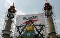 An anti-Israel banner hanging in Tehran on July 18 (Fars)
