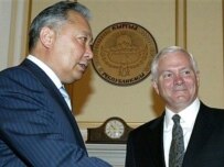 Kyrgyz President Bakiev (left) and Robert Gates in Bishkek today (AFP)