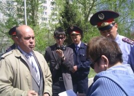 Представитель акимата на митинге "Несогласных" делает устное предупреждение Фатиме Касеновой (справа), активисту оппозиции. Семей, 28 апреля 2012 года.
